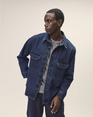 Herren Denim Overshirt in Blau aus Bio-Baumwolle mit zwei aufgesetzten Brusttaschen, frontal getragen