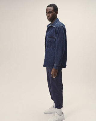 Herren Denim Overshirt in Blau aus Bio-Baumwolle mit zwei Brusttaschen, im Profil getragen