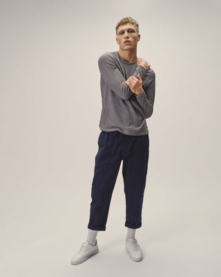 Herren Longsleeve, Regular Fit mit Streifen in Anthrazit-Grau Melange aus Bio-Baumwolle von WOTE - fair und nachhaltig in Portugal produziert, rechte Seitenansicht