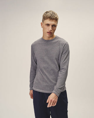 Herren Longsleeve, Regular Fit mit Streifen in Dunkelblau-Grau Melange aus Bio-Baumwolle von WOTE - fair und nachhaltig in Portugal produziert, Frontansicht