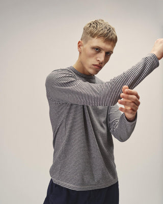 Herren Longsleeve, Regular Fit mit Streifen in Dunkelblau-Grau Melange aus Bio-Baumwolle von WOTE - fair und nachhaltig in Portugal produziert, rechte Seitenansicht