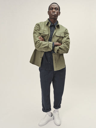 Herren Military Shirt in Olive aus Bio-Baumwolle von WOTE - nachhaltige Mode, made in Portugal ( Frontansicht)