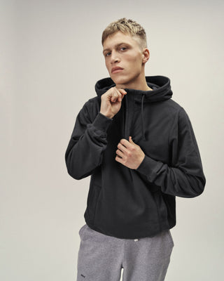 Herren Outdoor Hoodie mit Half Zip in Anthrazit von WOTE – funktionaler Kapuzenpullover aus Bio-Baumwolle, Frontansicht