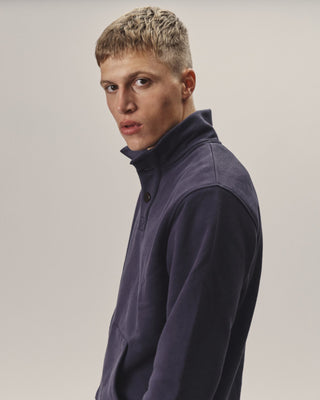 Herren Stehkragen Sweatshirt in Dunkelblau aus Bio-Baumwolle von WOTE – Seitenansicht am Modell