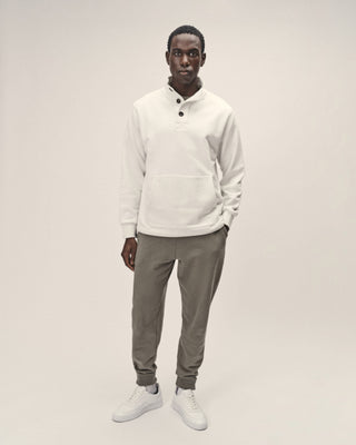 Herren Stehkragen Sweatshirt in Off White aus Bio-Baumwolle von WOTE – fair in Portugal produziert, Frontansicht am Model