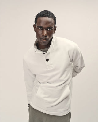 Herren Stehkragen Sweatshirt in Off White aus Bio-Baumwolle von WOTE – Detailansicht von Kragen und Knopfleiste