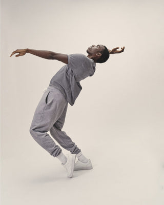 Herren Sweatpants in Grau Melange, getragen in Bewegung