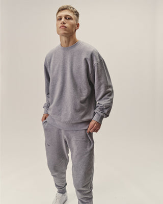 Herren Sweatpants in Grau Melange, Frontansicht getragen