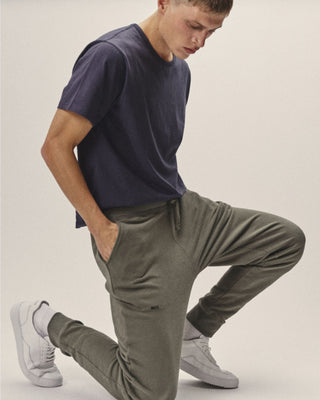 Herren Sweatpants in Olive, Detailansicht in Bewegung