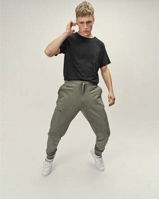 Herren Sweatpants in Olive, getragen in Bewegung