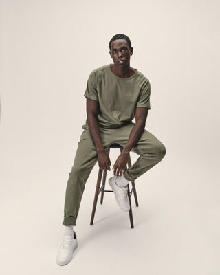 Herren Sweatpants in Olive, Frontansicht getragen
