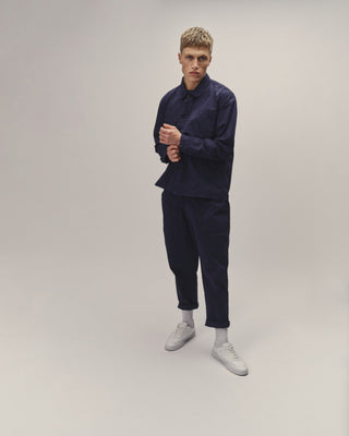 Herren Utility Jacket in Dunkelblau aus Bio-Baumwolle, vollständig frontal getragen