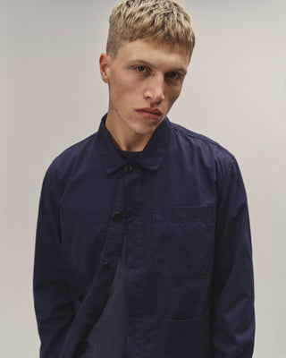 Herren Utility Jacket in Blau aus Bio-Baumwolle, frontal getragen im Studio