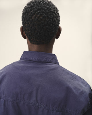 Herren Utility Jacket in Blau aus Bio-Baumwolle, von hinten getragen