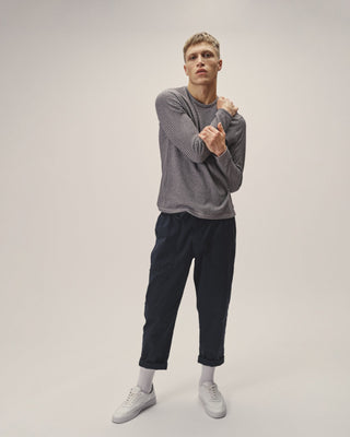 Herren Utility Twill Pants in Dunkelblau, getragen in Bewegung