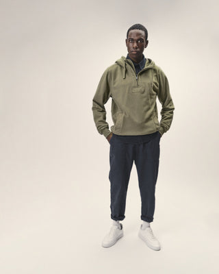 Herren Utility Twill Pants in Dunkelblau, Frontansicht getragen