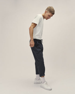 Herren Utility Twill Pants in Dunkelblau, Profilansicht