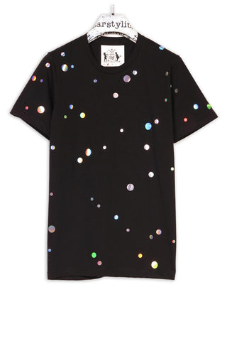 Starstyling T‑Shirt mit holografisch schimmernden, handplatzierten Dots im entspannten Unisex-Fit – dezente Strahlkraft für Alltag und Events.
