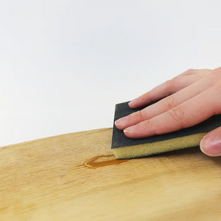 Holzoberfläche wird mit dem nachhaltigen sanding pad von studio moreandless geschliffen zur optimalen Vorbereitung auf die Holzpflege