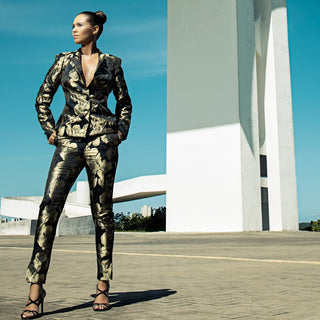 Brokatblazer im eleganten, casual Büro-Stil, gefertigt in der EU, mit strukturierter Oberfläche und klarer Silhouette, kombiniert mit schlichter Bluse und Hose.
