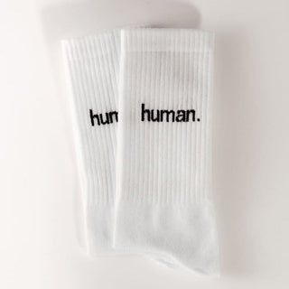 human. Statementsocken von arrel in weiß mit schwarzer Schrift