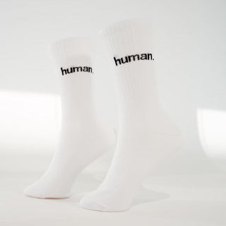 human. Statementsocken von arrel in weiß mit schwarzer Schrift am Modelfuß