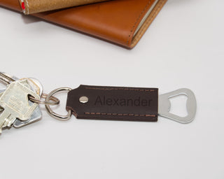 Handgefertigter Leder Schlüsselanhänger mit Flaschenöffner und Gravur – Geschenk für Männer, Rustikales Design