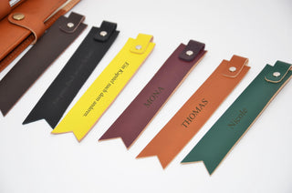 Handgefertigtes Leder-Lesezeichen. Mit Gravur von Namen, Initialen oder Zitaten. Einzigartiges Geschenk für Bücherfreunde.