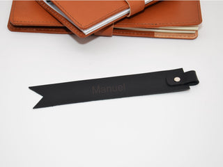 Handgefertigtes Leder-Lesezeichen. Mit Gravur von Namen, Initialen oder Zitaten. Einzigartiges Geschenk für Bücherfreunde.