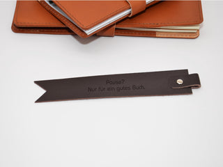 Handgefertigtes Leder-Lesezeichen. Mit Gravur von Namen, Initialen oder Zitaten. Einzigartiges Geschenk für Bücherfreunde.
