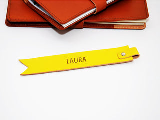 Handgefertigtes Leder-Lesezeichen. Mit Gravur von Namen, Initialen oder Zitaten. Einzigartiges Geschenk für Bücherfreunde.