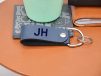 Monogramm-Schlüsselanhänger mit Gravur – Personalisiert, italienisches Leder — Ansicht 1
