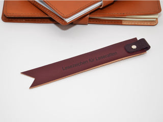 Handgefertigtes Leder-Lesezeichen. Mit Gravur von Namen, Initialen oder Zitaten. Einzigartiges Geschenk für Bücherfreunde.