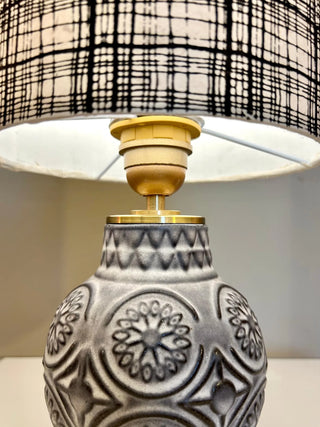 Kabellose Bodo Mans Lampe – Graue Reliefkeramik | Akku & Fernbedienung | Mid Century