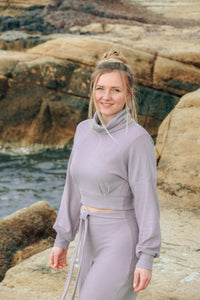 Aila Cropped Lilac Sweater – Cropped Turtleneck Balloon Sleeves — Ansicht 7