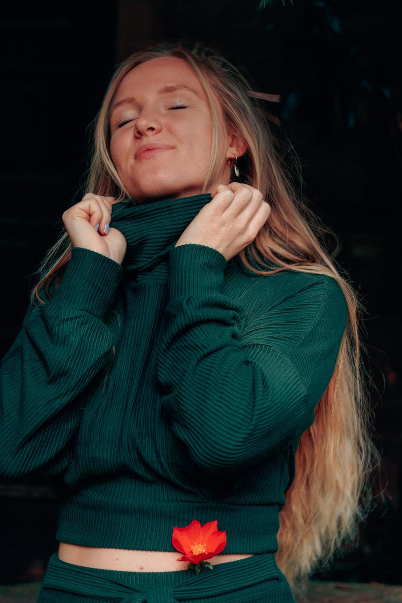 Aila Crop Pullover deep green – Turtleneck Oversized Sleeves Ecovero — Ansicht 8