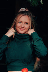 Aila Crop Pullover deep green – Turtleneck Oversized Sleeves Ecovero — Ansicht 1