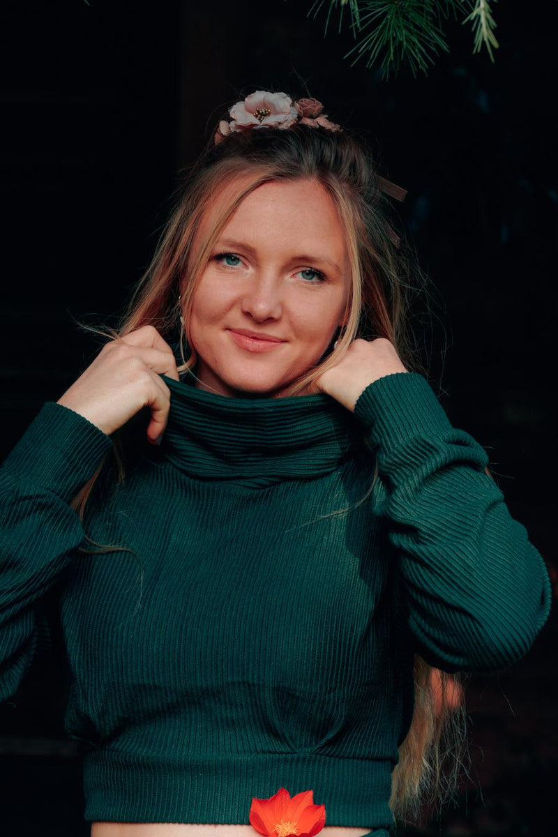 Aila Crop Pullover deep green – Turtleneck Oversized Sleeves Ecovero — Vivien Joy