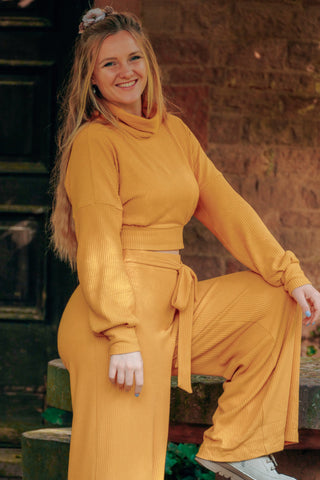 Herbstliche gelbe Wide Leg Pants aus geripptem Stoff mit Bändern