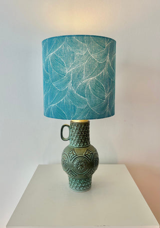 Kabellose Bodo Mans Lampe – sehr seltene Türkise Reliefkeramik | Akku & Fernbedienung | Mid Century