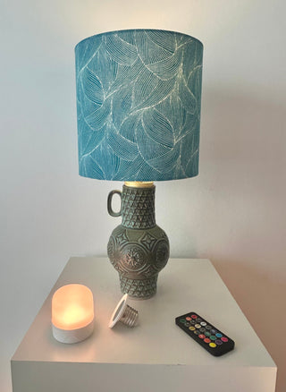 Kabellose Bodo Mans Lampe – sehr seltene Türkise Reliefkeramik | Akku & Fernbedienung | Mid Century