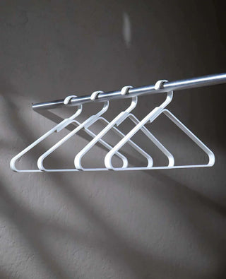 Metallkleiderbügel Unique in Cremeweiß – dezentes Design von Siqual für moderne Einrichtungen