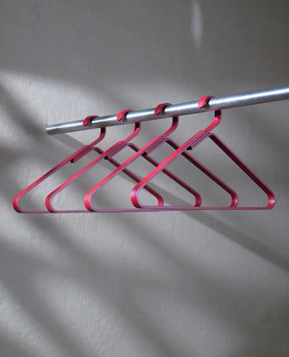 Unique Kleiderbügel aus Metall in Rot – stilvoller Farbakzent für Flur oder Schlafzimmer