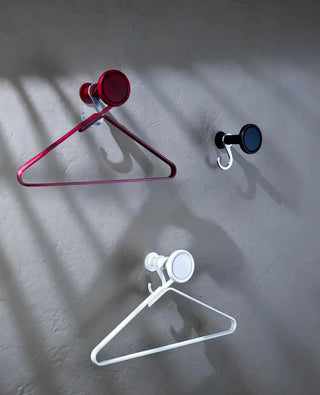 Silver Unique Kleiderbügel von Siqual an den Wandhaken Eye – stilvolle Aufbewahrung in modernem Design