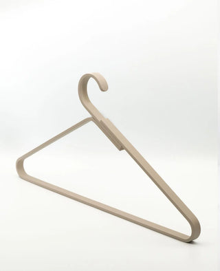 Kleiderbuegel UNIQUE in Champagne Beige mit matter Oberflaeche und funktionaler Eleganz