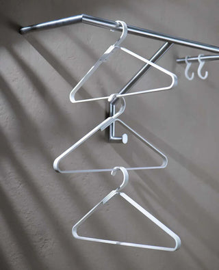 Cremeweißer Metallkleiderbügel Unique – schlicht, stabil und hochwertig verarbeitet