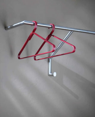 Roter Metallkleiderbügel Unique – stabil, elegant und ideal für Designliebhaber
