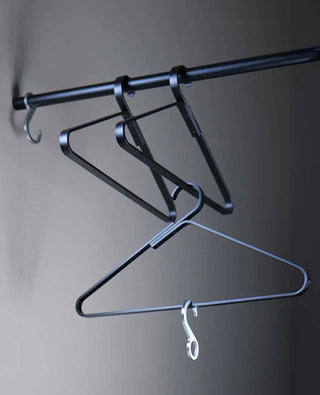Schwarzer Kleiderbügel aus Metall – Unique von Siqual Design für schwere Kleidung geeignet