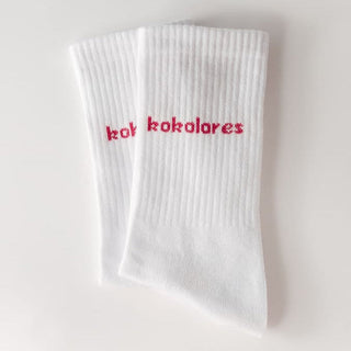 Kokolores Statementsocken von arrel in weiß mit pinker Schrift