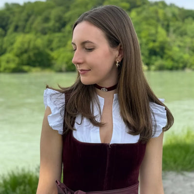 Kropfband aus Samt mit Strassornament – In verschiedenen Farben